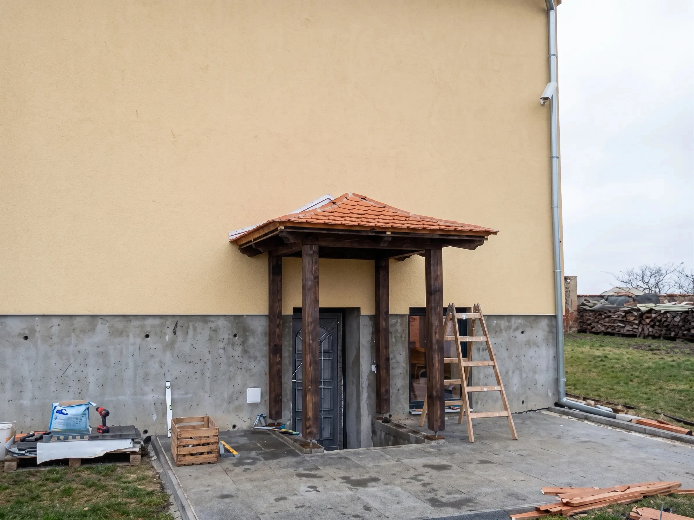 Zadní vstup do historického domu Božice - foto 2